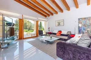 Een tafeltennistafel en een stereo