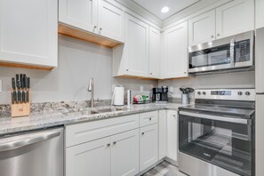 Fridge, microwave, oven, stovetop - 3BR, 6 Beds – Prime Stay Near Rivers Casino! (Portsmouth)