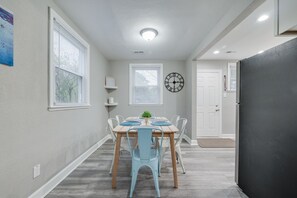 Dining - 3BR, 6 Beds – Prime Stay Near Rivers Casino! (Portsmouth)