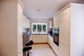 Fridge, microwave, oven, dishwasher - St Anthony Cottage -  a holiday home that sleeps 6 guests  in 3 bedrooms (St Mawes)