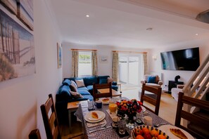 Dining - St Anthony Cottage -  a holiday home that sleeps 6 guests  in 3 bedrooms (St Mawes)