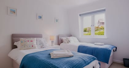 St Anthony Cottage - a holiday home that sleeps 6 guests in 3 bedrooms