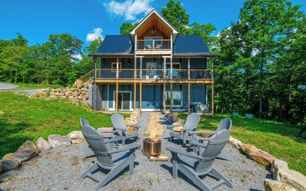 Exterior - Eagle's Flight - Peaceful seclusion plus a fire pit and hot tub! (Sevierville)
