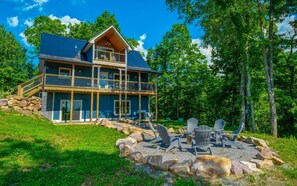 Outdoor dining - Eagle's Flight - Peaceful seclusion plus a fire pit and hot tub! (Sevierville)