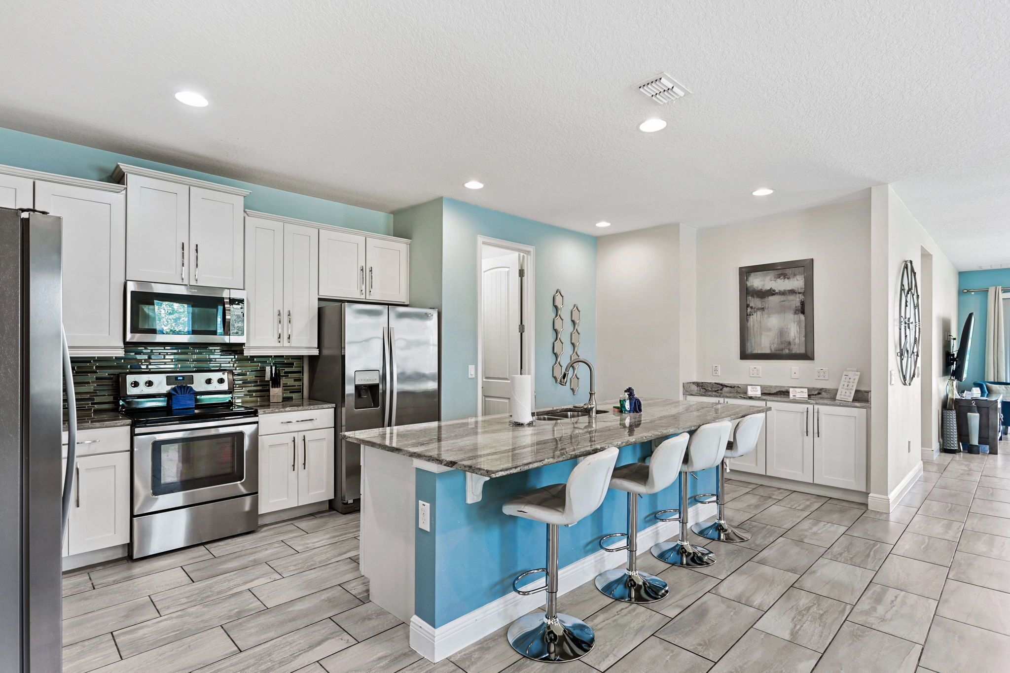 Kylskåp, mikrovågsugn, ugn och spishäll