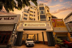 Front of property - Red Sun Airport Saigon Hotel (Ho Chi Minh City)