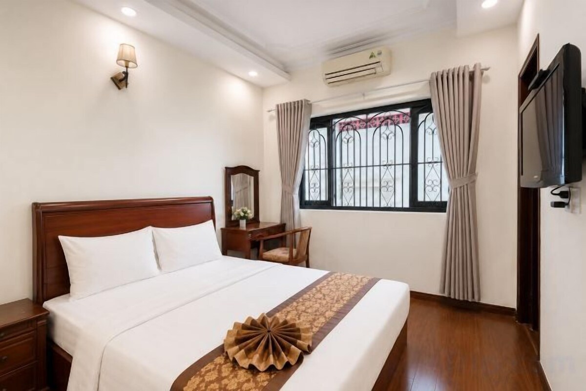 Blackout curtains, soundproofing, free WiFi, bed sheets