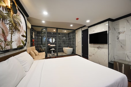 Suite | Cortinas opacas, sistema de insonorización, wifi gratis y ropa de cama. Red Sun Airport Saigon Hotel