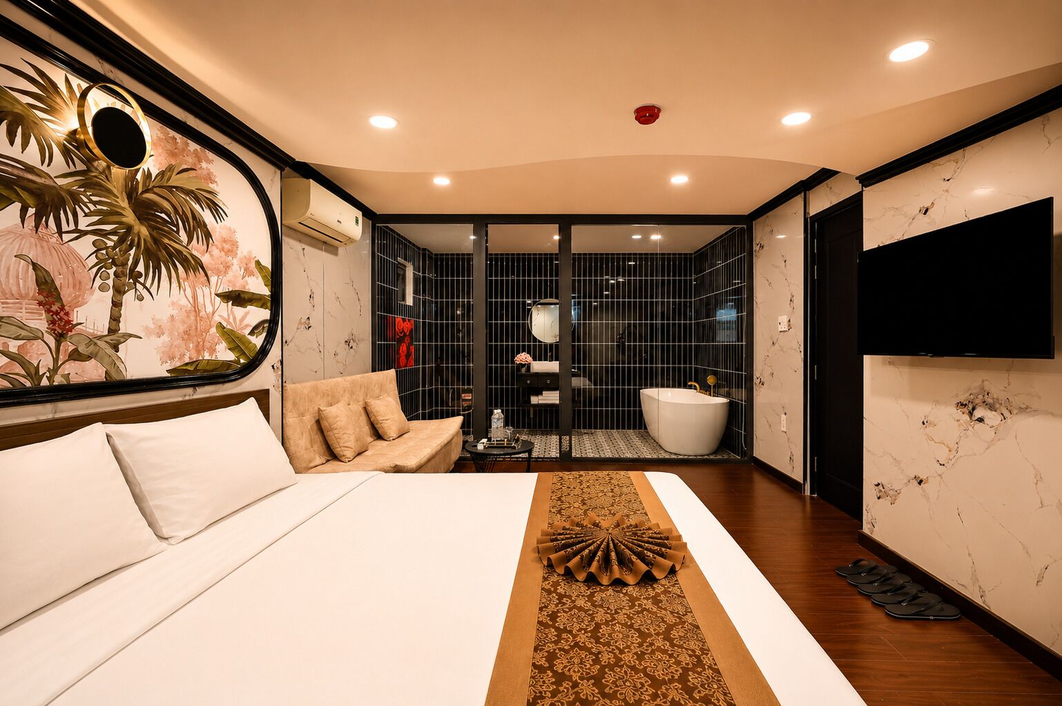 Suite with Sofa and Bathtub | Blackout drapes, soundproofing, WiFi (free), bed sheets