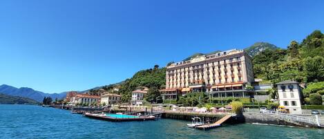 Water, Sky, Building, Water Resources, Coastal And Oceanic Landforms, Tree, Lake, House, Bank