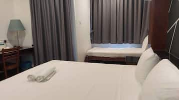 豪華小木屋, 露台, 部分海景 | 1 間睡房、熨斗/熨衫板、床單