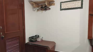 豪華小木屋, 露台, 部分海景 | 1 間睡房、熨斗/熨衫板、床單