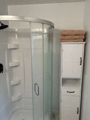 Shower, hair dryer, towels, soap - Fogarty St Albans -  Entire home waiting for you. Quiet and Peaceful. (Saint Albans)