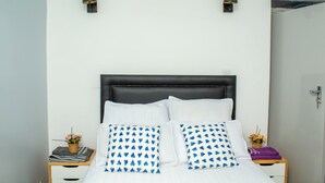 2 bedrooms, iron/ironing board, WiFi, bed sheets - Apartment Sleeps 4, 2 Baths, Free Parking (Harare)
