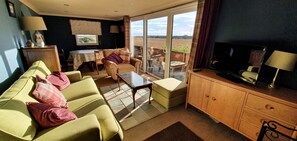 TV, fireplace - 2Bed Chalet Sleeps 5 - Dogs Free, Parking, SeaView (Bridlington)