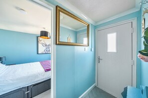 2 bedrooms, bed sheets - 2Bed Chalet Sleeps 5 - Dogs Free, Parking, SeaView (Bridlington)