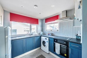 Fridge, microwave, oven, stovetop - 2Bed Chalet Sleeps 5 - Dogs Free, Parking, SeaView (Bridlington)