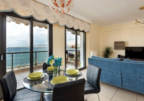Seafront family apartment plus free parking, the Cruiseflat
