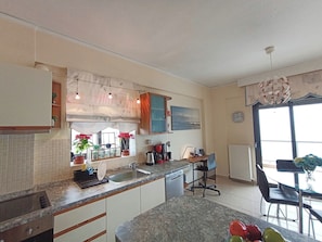 Fridge, microwave, oven, dishwasher - Seafront family apartment plus free parking, the Cruiseflat (Kalamaria)