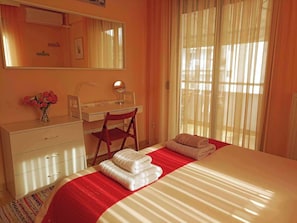 2 bedrooms, desk, iron/ironing board, travel cot - Seafront family apartment plus free parking, the Cruiseflat (Kalamaria)