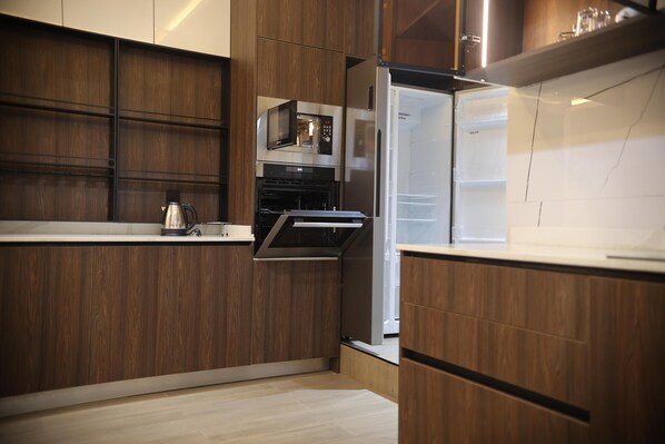 Fridge, microwave, oven, stovetop - Remarkable 3-Beds Apartment in Abuja (Abuja)