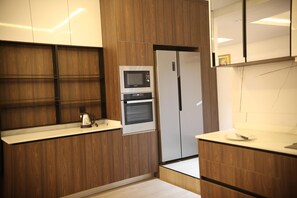 Refrigerador, microondas, horno y parrilla de estufa