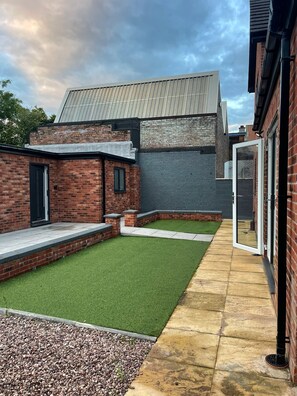 Terrace/patio - Citrine Suite - Sleeps 8 with Parking (Stoke-on-Trent)