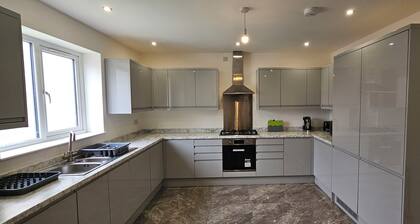 Citrine Suite - Sleeps 8 with Parking