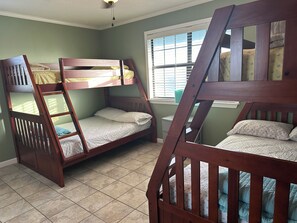 3 bedrooms, free WiFi, bed sheets - Fishing camp in Falgout Canal Marina! (theriot)