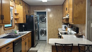 Private kitchen - Fishing camp in Falgout Canal Marina! (theriot)