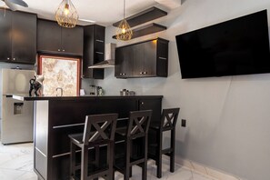 Ofen, Herdplatte, Wasserkocher mit Kaffee-/Teezubehör, Toaster