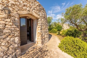 A stone building with a doorway leading to an interior space. - Pagliara Il Morige 6 In The Countryside, Galatone, Italy (Galatone)