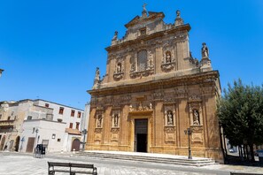 A historic building with intricate architectural details, a prominent entrance, and a statue on the facade. - Pagliara Il Morige 5 In The Countryside, Galatone, Italy (Galatone)