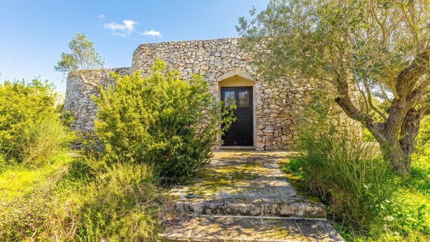 A stone building with a black door and a stone staircase leading up to it. - Pagliara Il Morige 5 In The Countryside, Galatone, Italy (Galatone)