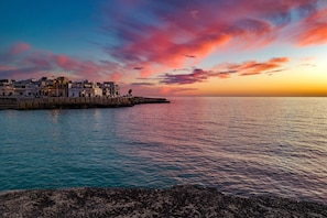 A coastal town with buildings along the waterfront, a clear sky, and calm sea. - Pagliara Il Morige 2 In The Countryside, Galatone, Italy (Galatone)