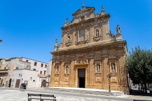 A historic building with intricate architectural details, a prominent entrance, and a statue on the facade. - Pagliara Il Morige 2 In The Countryside, Galatone, Italy (Galatone)