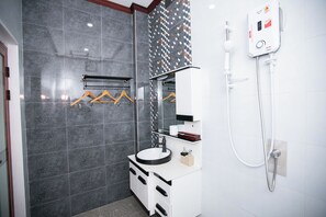 Habitación triple Deluxe | Baño | Zapatillas