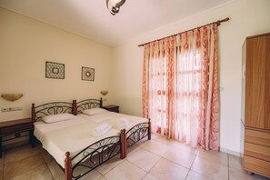 Free WiFi, bed sheets - Trikalioti's Lush Estate Apt Epaminontas, Palouki, Greece (Palouki)