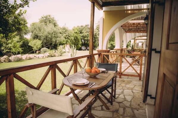 Outdoor dining - Trikalioti's Lush Estate Apt Epaminontas, Palouki, Greece (Palouki)