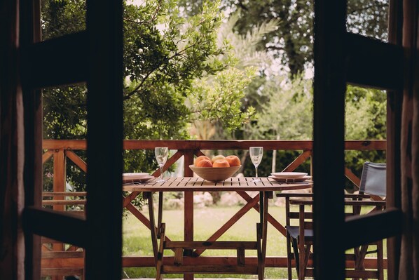 Outdoor dining - Trikalioti's Lush Estate Apt Artemis, Palouki, Greece (Palouki)