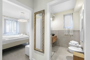 Shower, hair dryer, bidet, towels