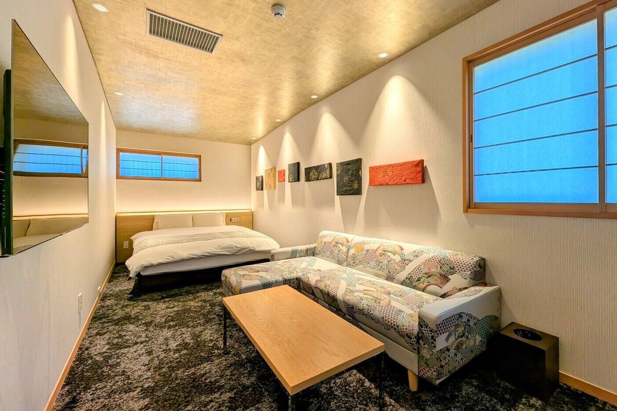 Literie de qualité, couette en duvet, lit avec matelas à plateau-coussin