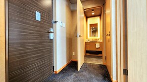 Superior-Suite | Hochwertige Bettwaren, Daunenbettdecken, Pillowtop-Betten, Schreibtisch