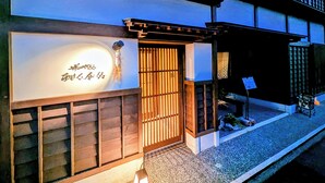 A traditional Japanese building with a wooden entrance and a sign with Japanese characters. - Rashiku Kanazawa (Kanazawa)