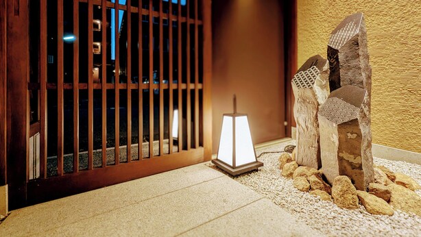 A traditional Japanese-style room with tatami flooring, a shoji screen door, and a lantern. - Rashiku Kanazawa (Kanazawa)
