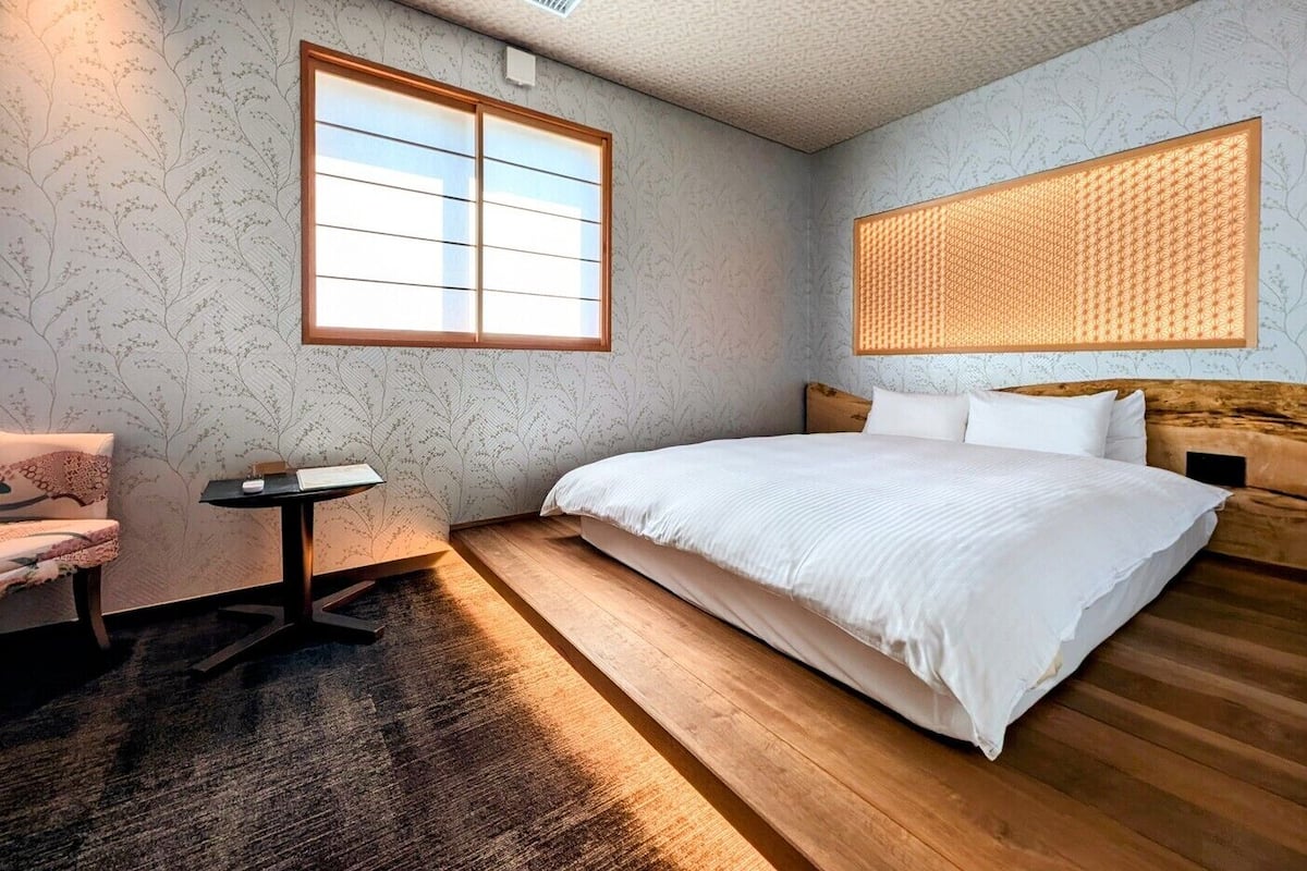 Literie de qualité, couette en duvet, lit avec matelas à plateau-coussin