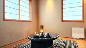 Superior-Suite | Hochwertige Bettwaren, Daunenbettdecken, Pillowtop-Betten, Schreibtisch