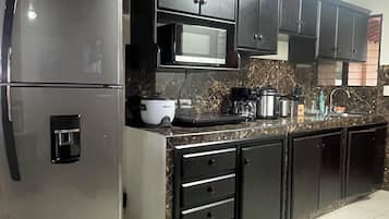 Geladeira, micro-ondas, cafeteira/chaleira