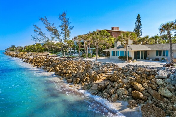 On the beach - Serene Beach Front Home with Outdoor dining, Private Beach & Dog-Friendly (Nokomis)