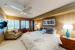 3 bedrooms, Internet, bed sheets - Serene Beach Front Home with Outdoor dining, Private Beach & Dog-Friendly (Nokomis)